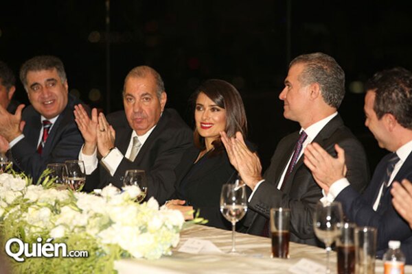 Salma estuvo acompañada por su familia e invitados.