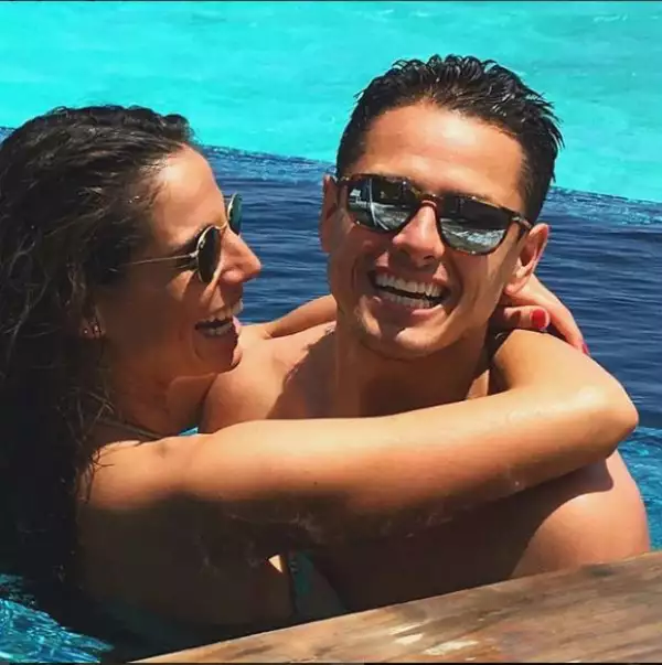 El futbolista mexicano cumplió 28 años este miércoles y los celebró con un gol, que dio el triunfo a la Selección Mexicana contra Chile, y rodeado de amor de su novia, Lucía Villalón.