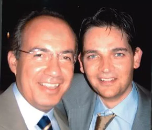 Mientras Juan Camilo comenzaba su carrera como presidente del PAN estatal con siete alcaldías ganadas, también se convertía en papá.