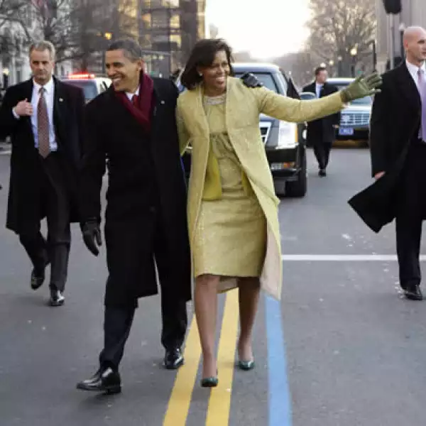 Barack Obama y su esposa Michelle se bajaron de la limusina blindada para caminar por la avenida Pennsylvania hacia la Casa Blanca. El personal de seguridad mantenía una vigilancia cercana.