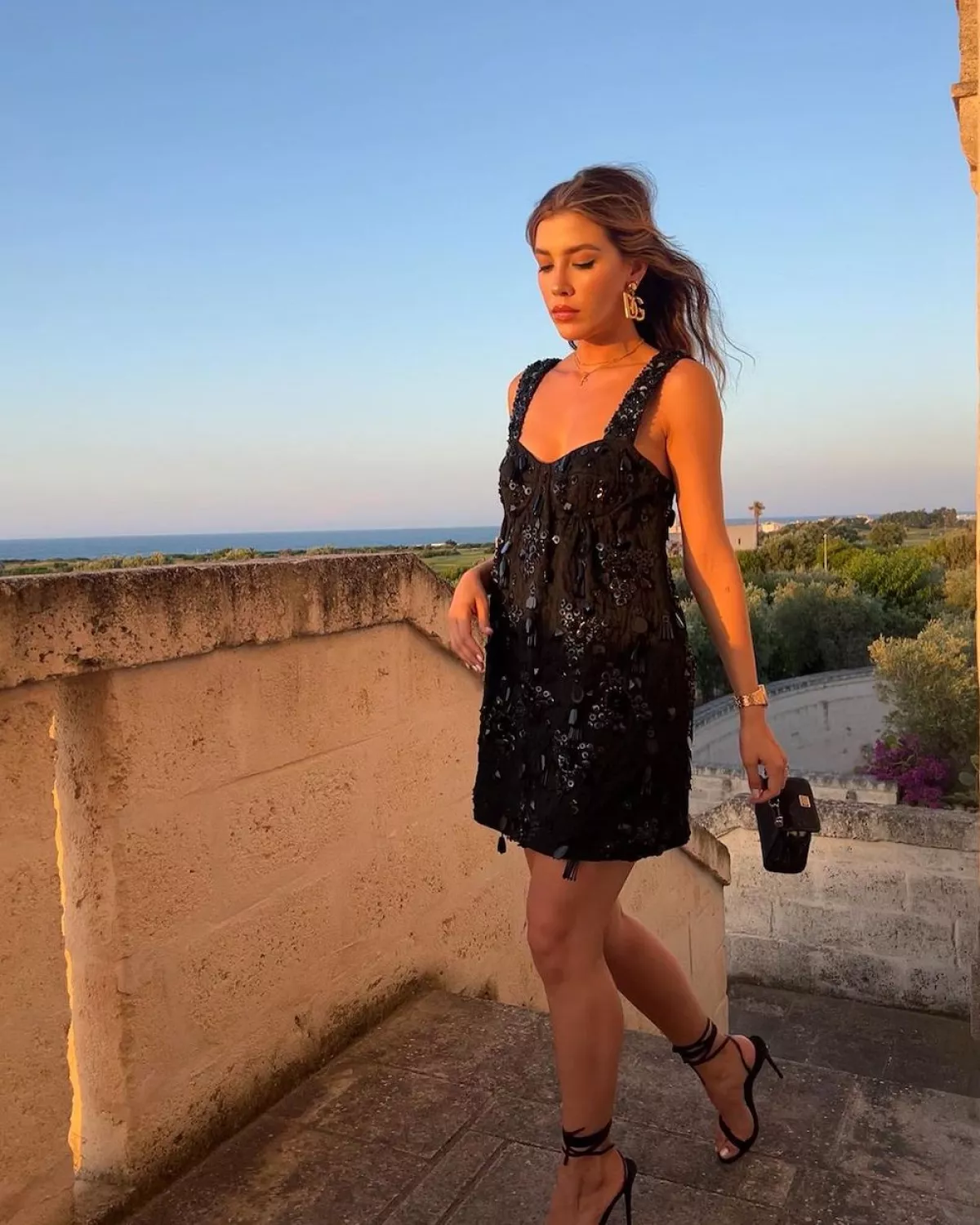 Michelle Salas en vestido negro en Italia. 