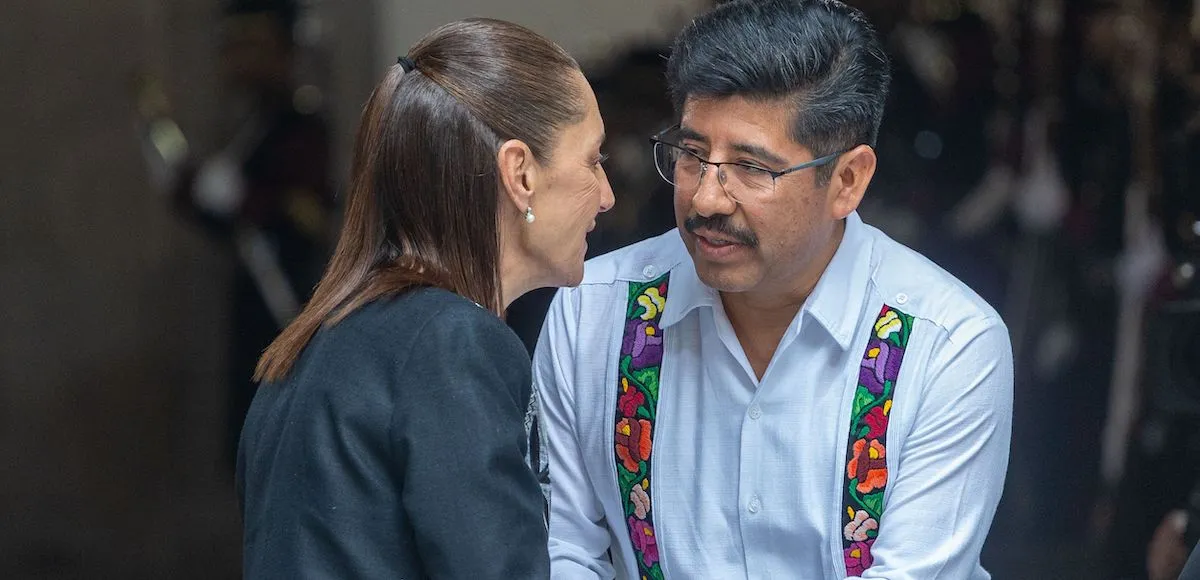 La presidenta Claudia Sheinbaum y Hugo Aguilar Ortiz, ministro presidente de la Suprema Corte de Justicia de la Nación, se saludan tras concluir el informe de labores de actividades del máximo tribunal del país.