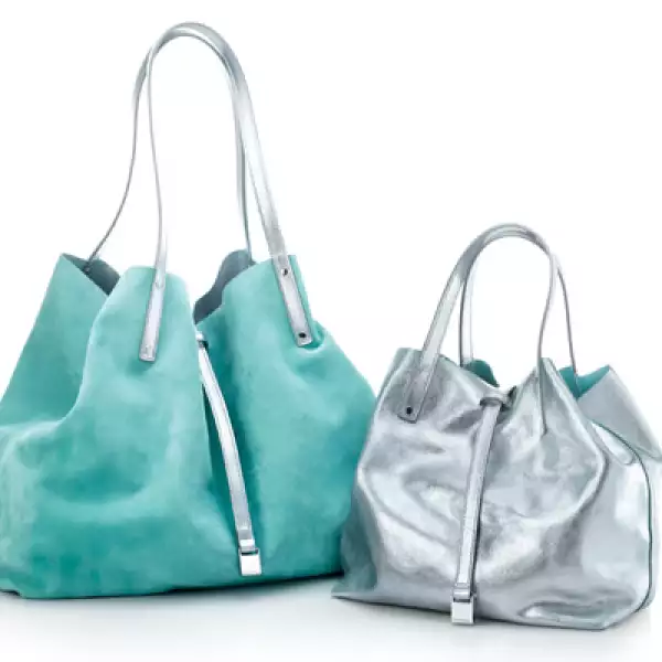 Estas creaciones originales son acabadas con el sello Tiffany, que incorpora de manera artesanal herrajes a la medida, interiores en piel y esmaltes en sencillos logos de Tiffany & Co.