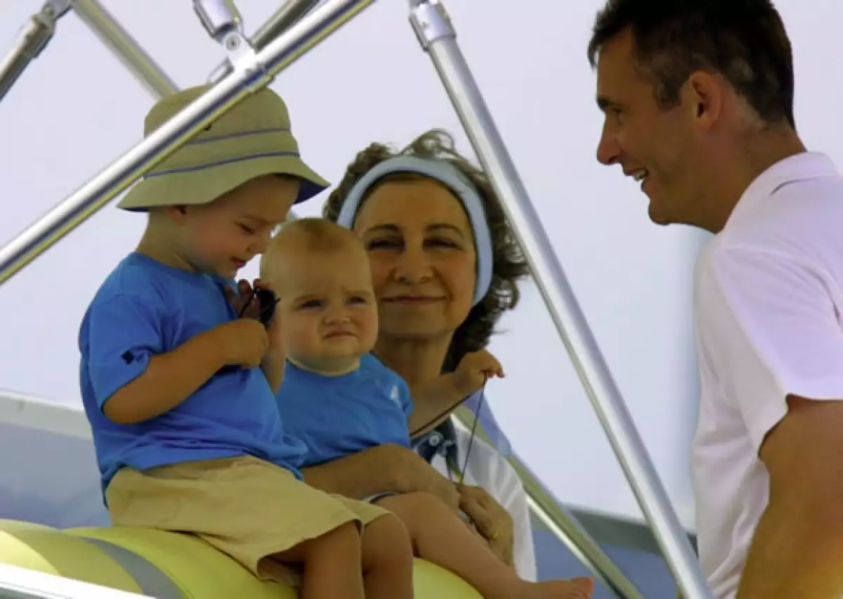 Siempre se ha mostrado cariñoso con sus hijos. Aquí con Juan Valentín, Pablo Nicolás y la Reina Sofía.