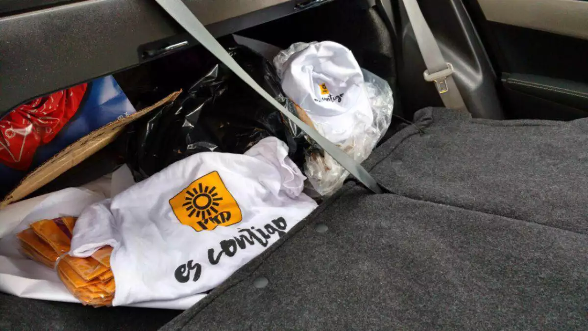 Al interior de la unidad, autoridades encontraron propaganda del Partido de la Revolución Democrática.