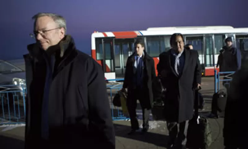 Eric Schmidt (izquierda) viajó con el ex gobernador de Nuevo México, Bill Richardson (derecha). (Foto: AP)