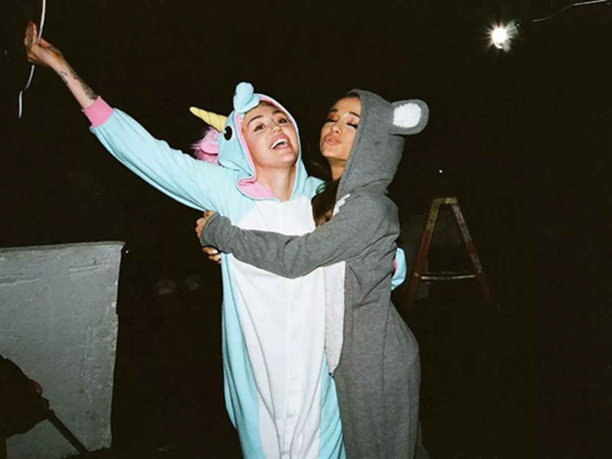 Las dos cantantes lucieron divertidas en pijamas de animales.