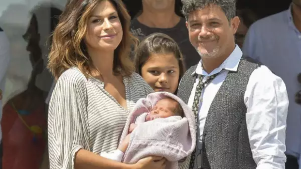 El cantante español y su esposa Raquel Perera abandonaron este lunes el hospital con su pequeña en brazos, la cual nació el pasado jueves.