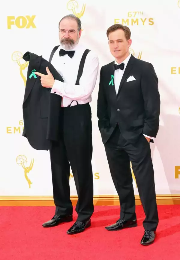 Mandy Patinkin fue otro de los famosos que usó el listón verde.