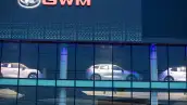 Un logo de GWM en color rojo luce en la fachada de un concesionario de la marca.