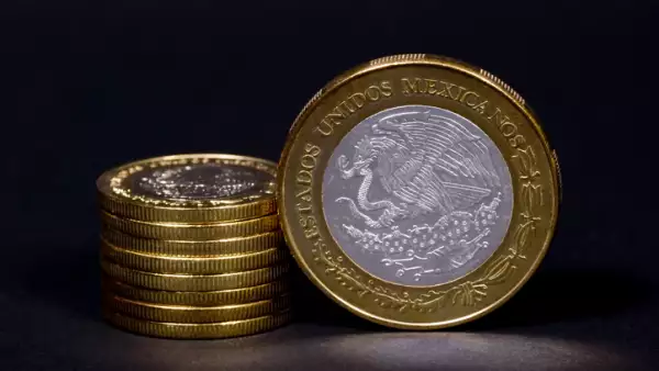 Monedas de 10 pesos apiladas