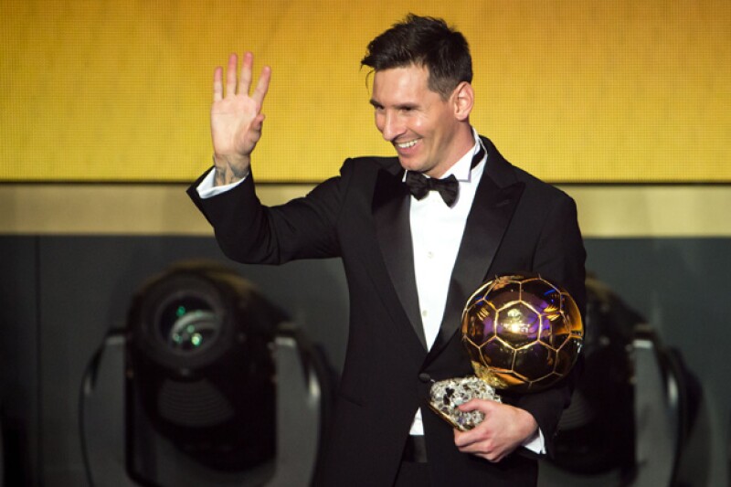El futbolista argentino recibió por parte de la FIFA el Balón de Oro 2015 que lo corona como el mejor jugador en el último año, superando así a los otros dos nominados, Christiano Ronaldo y Neymar.