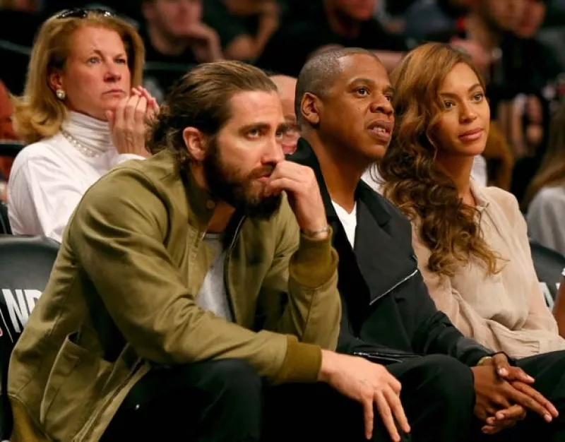 Este 10 de mayo la famosa pareja y el actor fueron captados en primera fila del juego de los Nets contra Mami de las finales del basquetbol estadounidense. Beyoncé resaltó con un look muy chic.