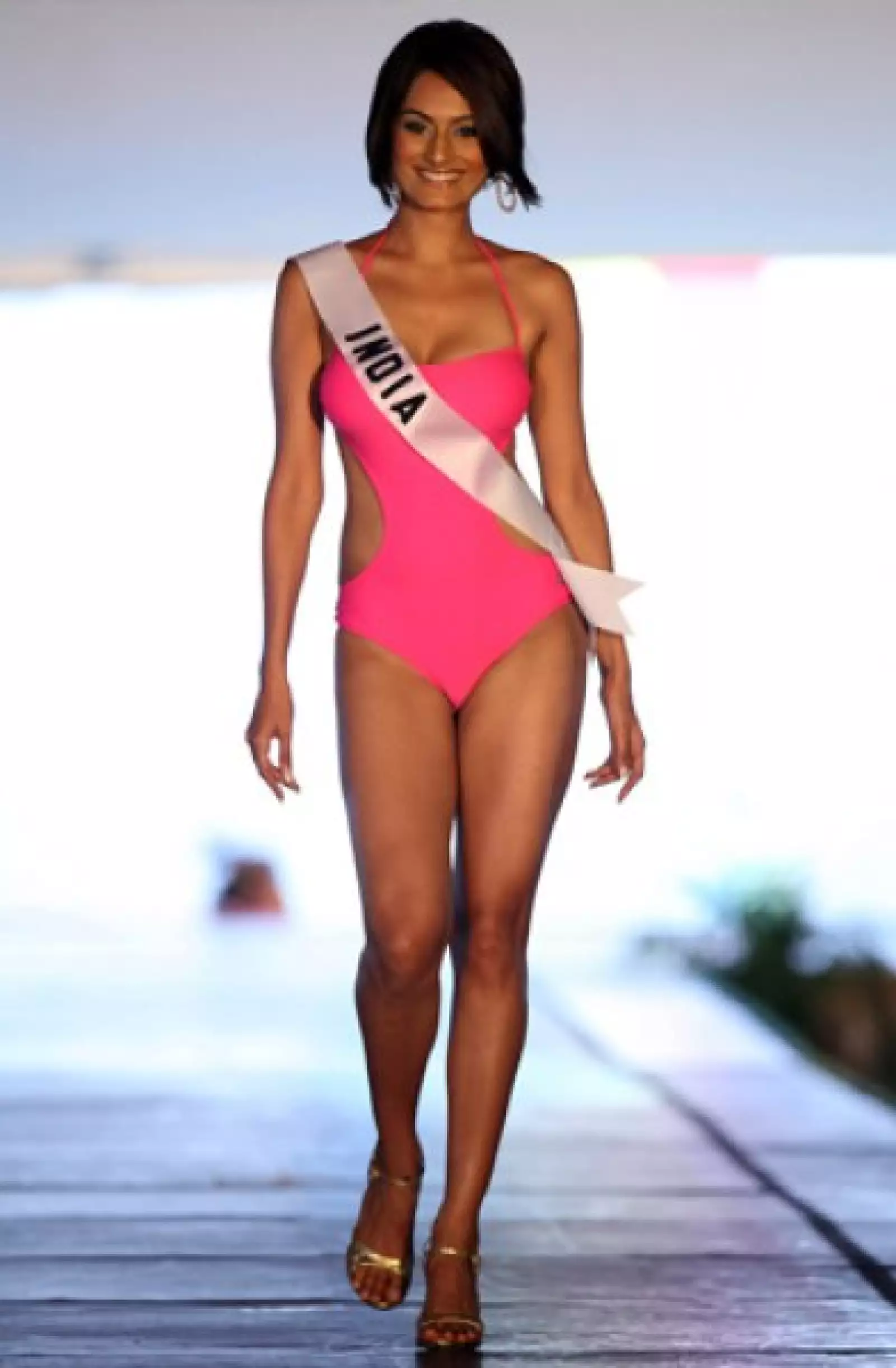 La piel de Ekta Chowdhry, de India, resaltó con el fuscia de su trikini.