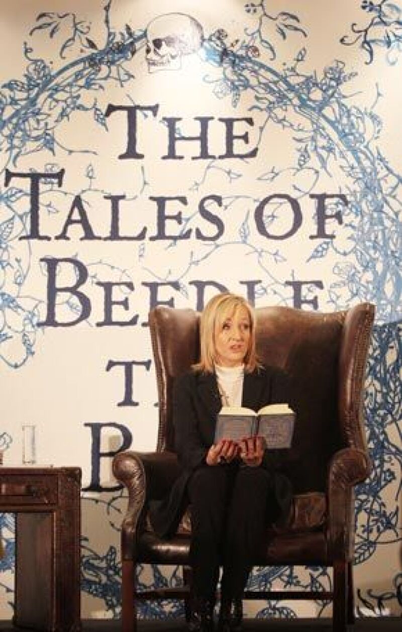 La autora de "Harry Potter" celebró este jueves el lanzamiento de "The Tales of Beedle the Bard" con una fiesta para 200 niños en la Biblioteca Nacional de Escocia en Edimburgo, donde reside.