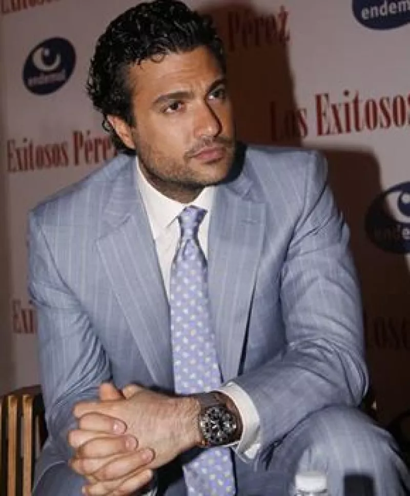 El actor mexicano continúa con una ascendente carrera en cine y televisión, al aparecer de manera simultánea en la película Recién cazado y en la telenovela Los exitosos Pérez.