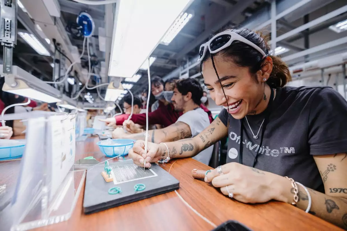 Jimena_Jiménez eligiendo sus propios charms en la fábrica de Pandora.