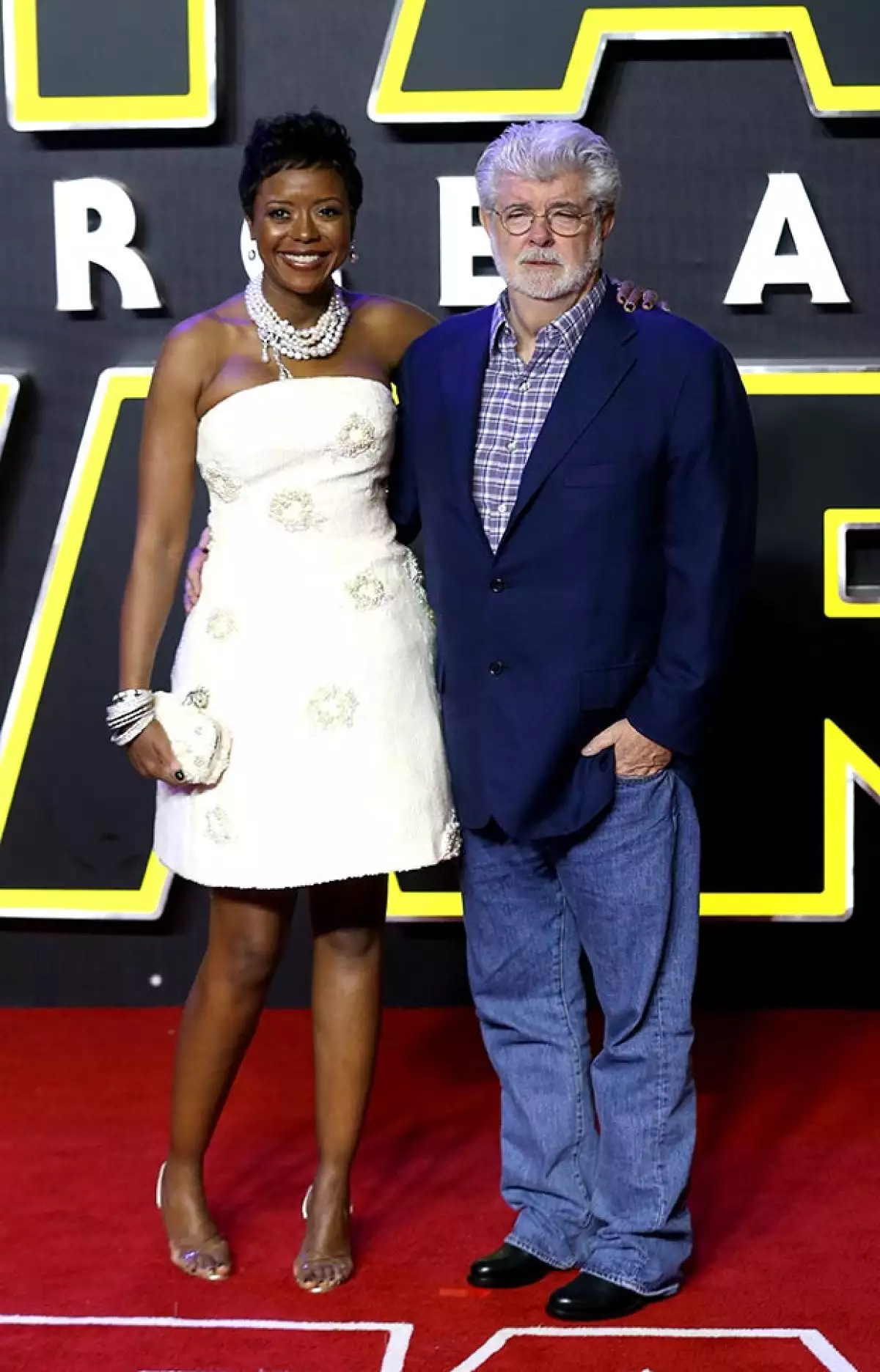El cineasta en el estreno de Star Wars, junto con su esposa Mellody Hobson.