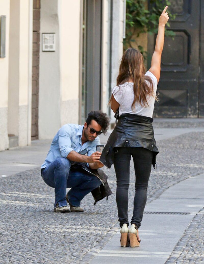 Orgulloso de su esposo, Aarón le tomó fotos mientras ella modelaba.