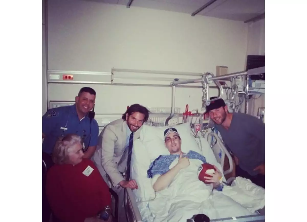 El actor acudió a un hospital de la ciudad para visitar al jugador de americano Jeffrey Bauman, quien apoyaba a su novia en la carrera y trágicamente perdió las piernas por una de las explosiones.