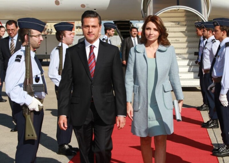Enrique Peña Nieto y Angélica Rivera a su llegada al aeropuerto militar `Figo Maduro´ de Lisboa, Portugal durante su gira por Europa.