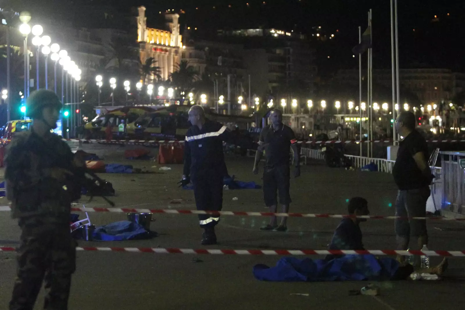 Militares hacen guardia a un lado de los cuerpos que quedaron cerca de la costa francesa.