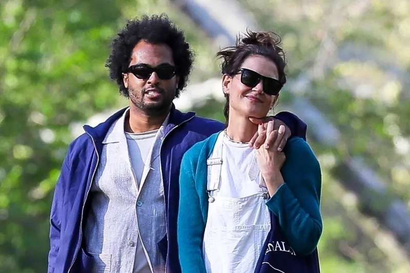 Katie Holmes se deja ver con su nuevo novio Bobby Wooten