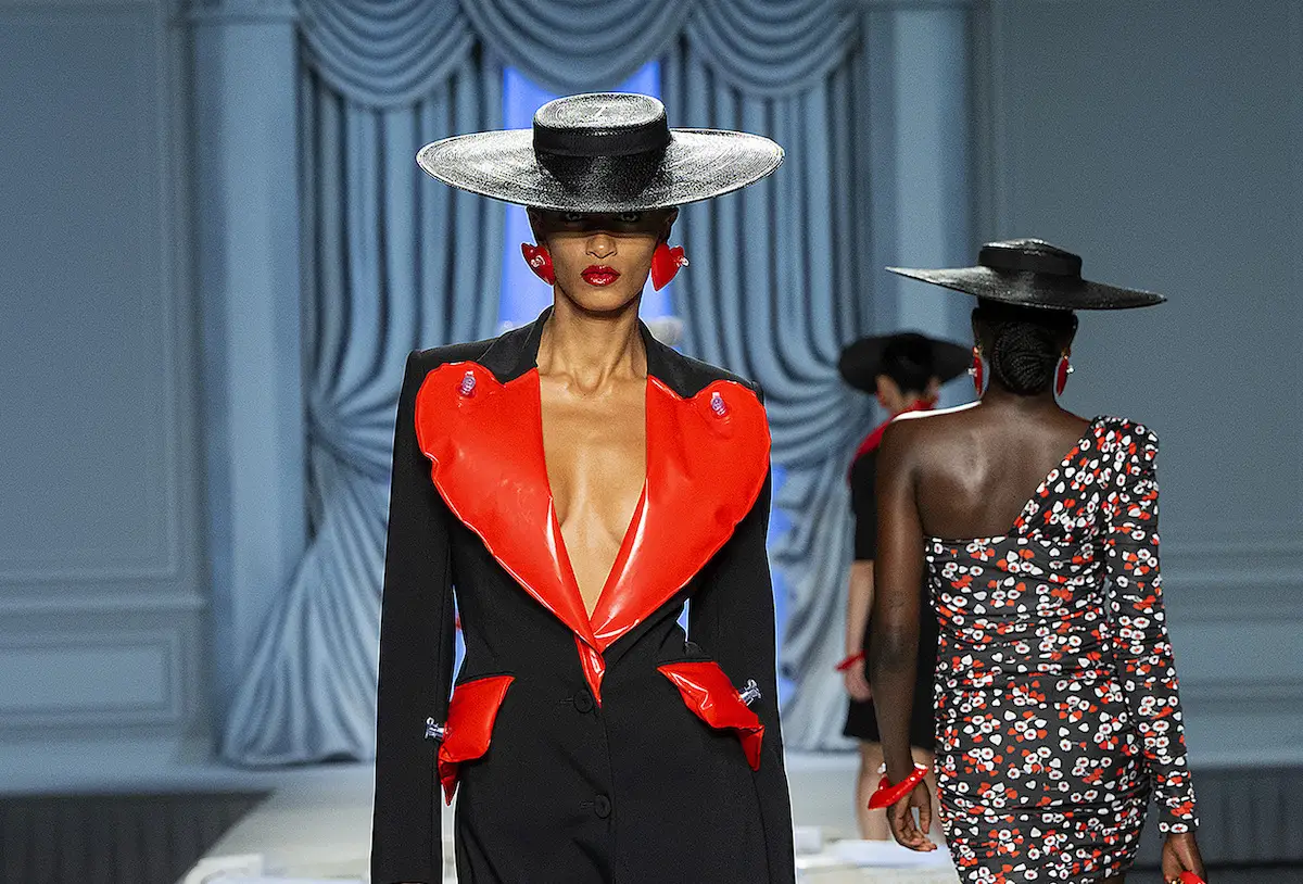 Moschino presentó una colección con elementos inflables para su colección primavera verano 2023. 