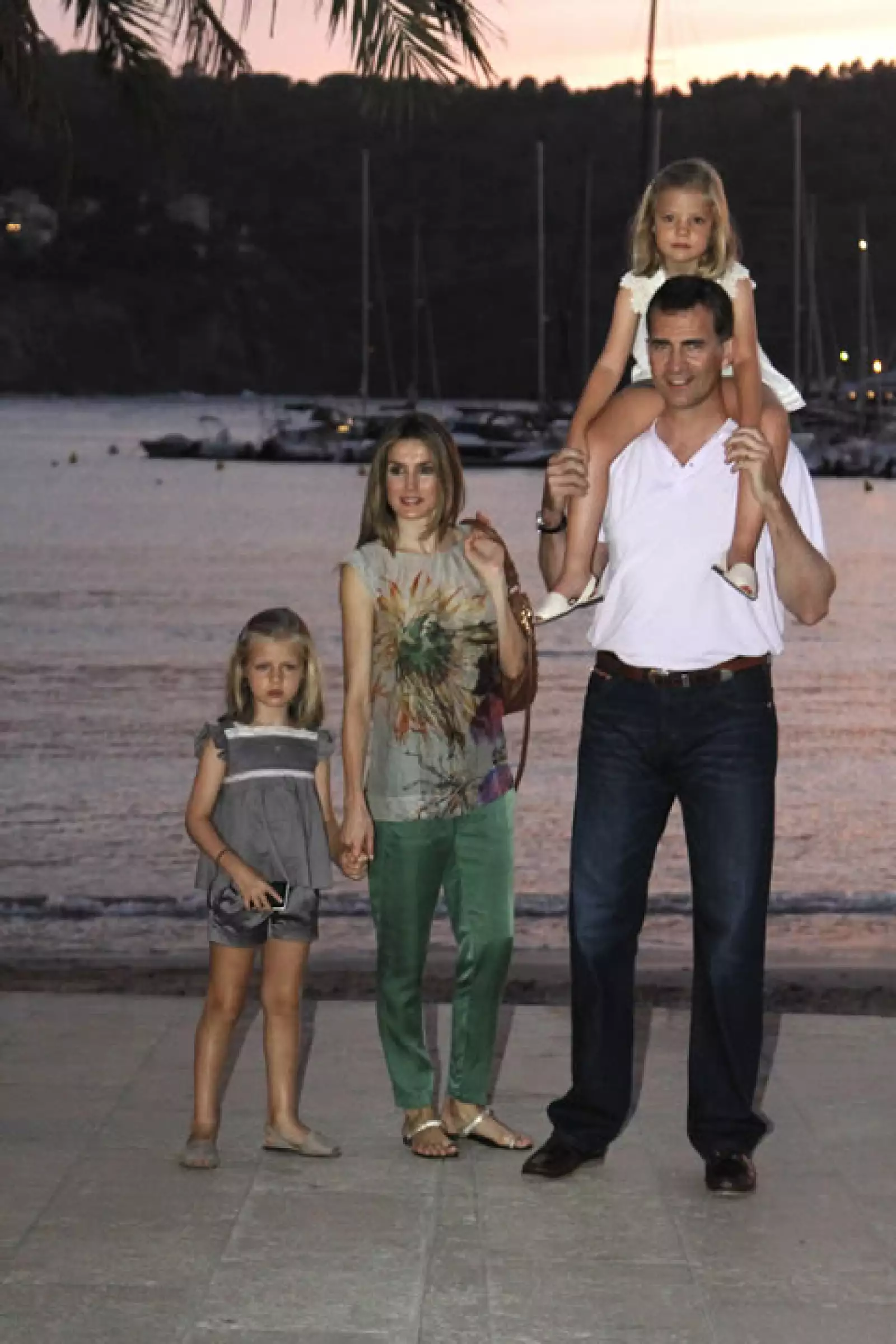 En todo momento la familia real española estuvo sonriente y posó para la prensa presente. Este es la primera salida de las vacaciones de verano para ellos.