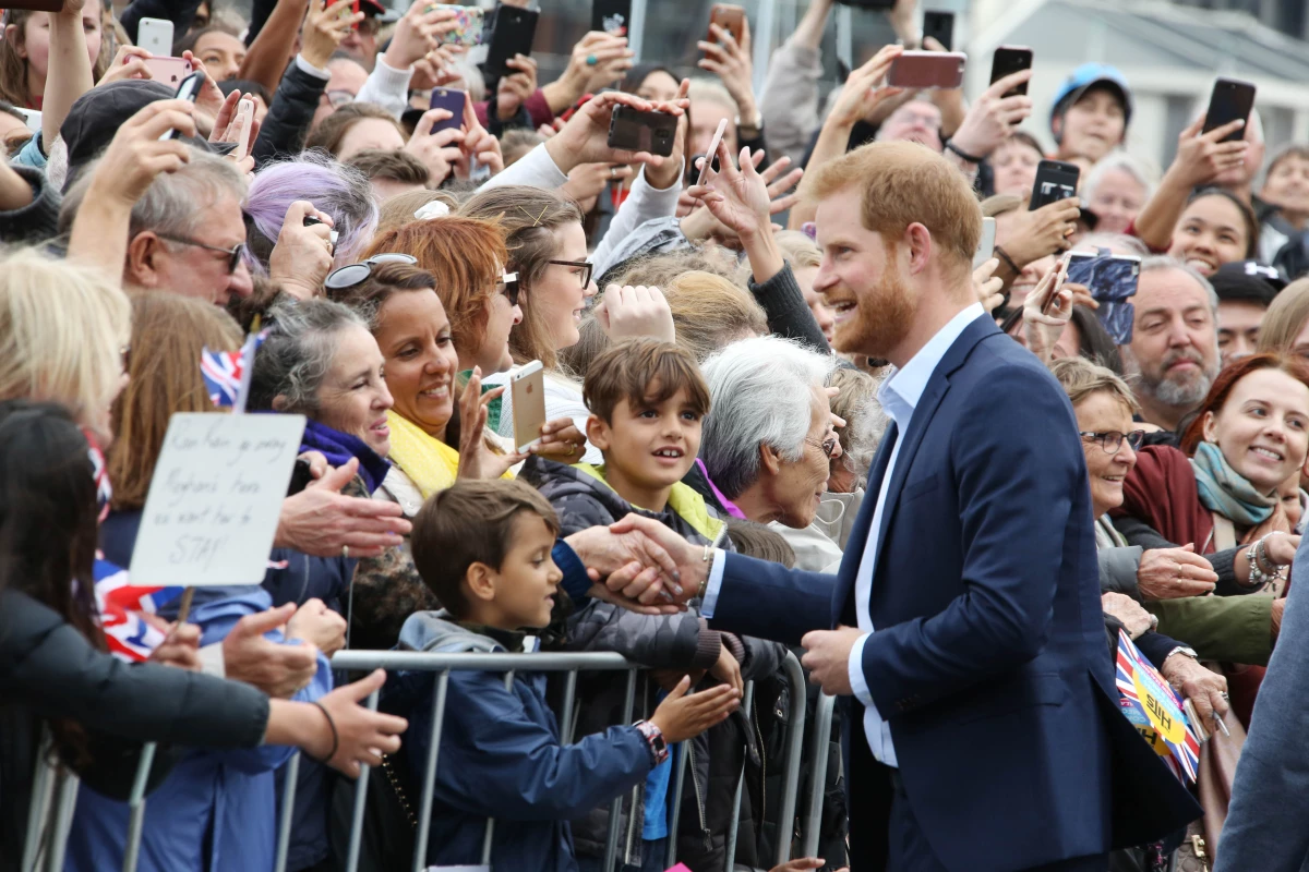 El príncipe Harry da emotivas palabras a un niño durante su gira.