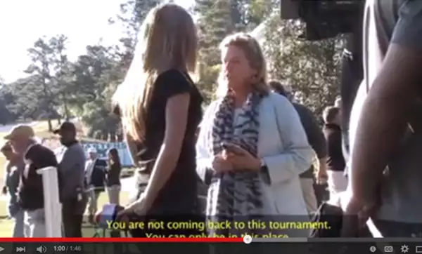 En el video, Inés Sainz señala a otras personas que también usaron jeans, e incluso muestra un momento en el que discute con Casey Hoffman.