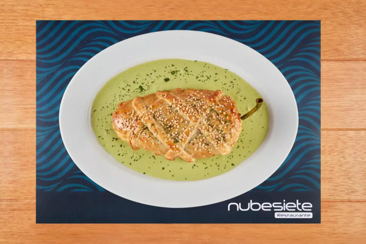 Chile hojaldrado relleno de papa con bistec sobre crema poblana