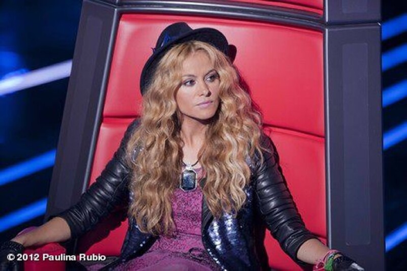 Paulina Rubio sentada en su silla de coach.
