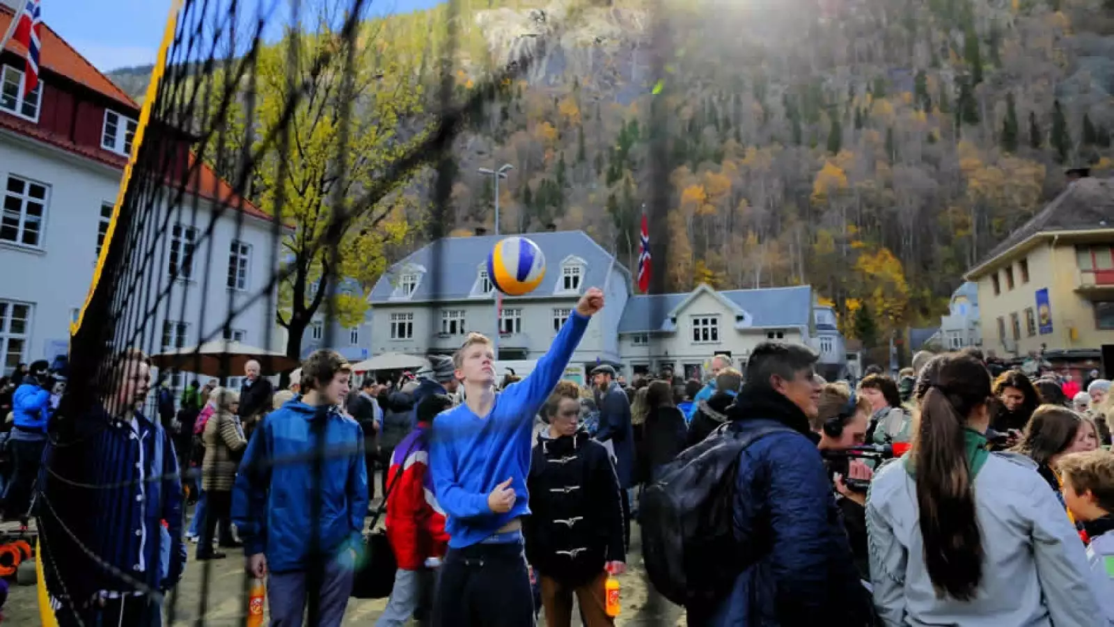 poblado de noruega recibe la luz del sol