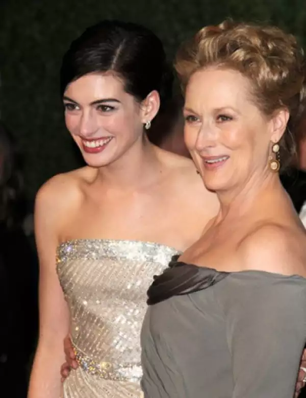 Meryl Streep y Anne Hathaway -compañeras en The Devil Wears Prada- perdieron contra Kate Winslet, pero no dejaron de sonreír y hacerse bromas.