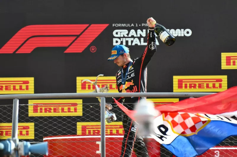 El piloto holandés de Red Bull Racing, Max Verstappen, celebra su victoria en el podio después de ganar el Gran Premio de Fórmula Uno de Italia en el circuito Autodromo Nazionale Monza, en Monza, al norte de Italia, el 7 de septiembre de 2025.