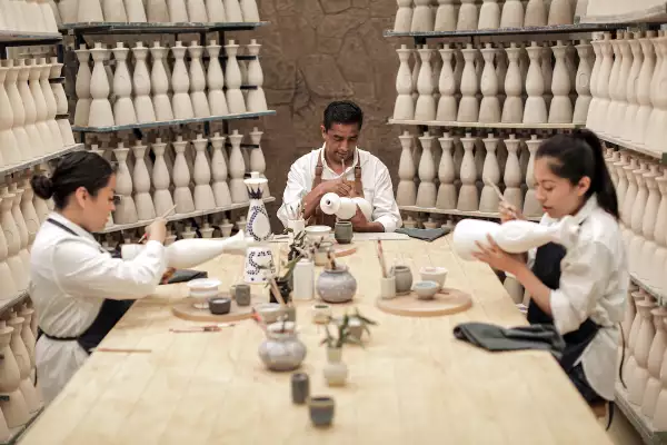 imagen de artesanos pintando a mano las licorera de Clase Azul México.