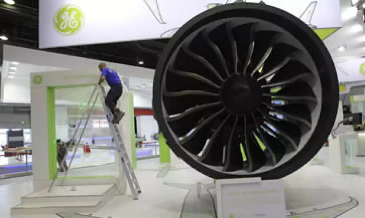 Un empleado le da los toques finales a la exhibición de un motor GEnx, de General Electric, en la muestra parisina que inicia este lunes 20 de junio. (Foto: AP)