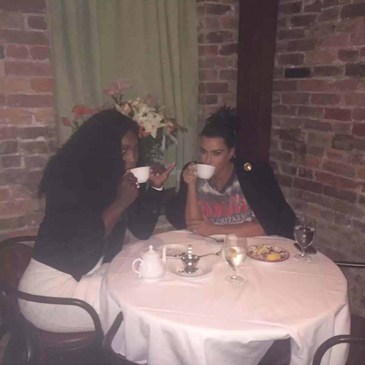 La tenista y la esposa de Kanye West cenaron en un restaurante italiano, un día antes de la esperada competencia entre Serena y su hermana Venus en el US Open.