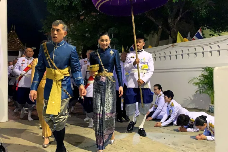 Rey Rama X y su esposa Suthida