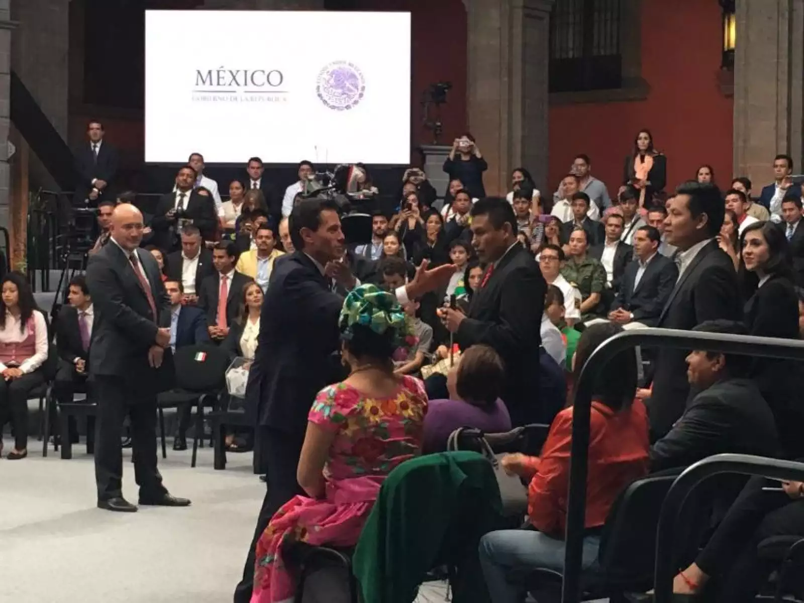 Se reúne con jóvenes