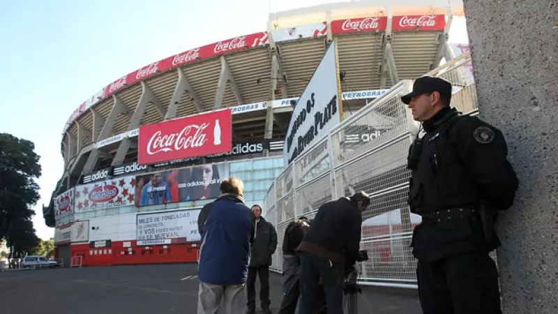 Un policía vigila el clausurado estadio Monumental