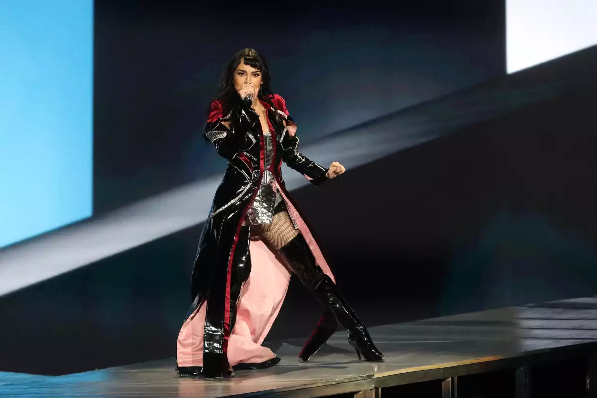 Danna Paola salva el Tecate Emblema. 