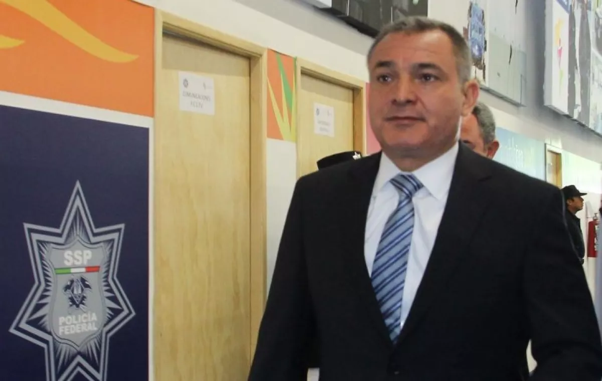 GUADALAJARA, JALISCO, 03OCTUBRE2011.- Genaro García Luna, Secretario de Seguridad Pública Federal, visitó el centro de mando donde distintas corporaciones policiacas y militares monitorearan  las 38 sedes donde se llevaran acabo los Juegos Panamericanos Guadalajara 2011.
 FOTO: SAÚL LÓPEZ/CUARTOSCURO.COM