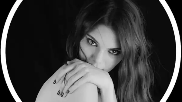 Después de firmar contrato con Estée Lauder, vemos el primer video de la modelo donde presenta el nuevo producto de la marca.