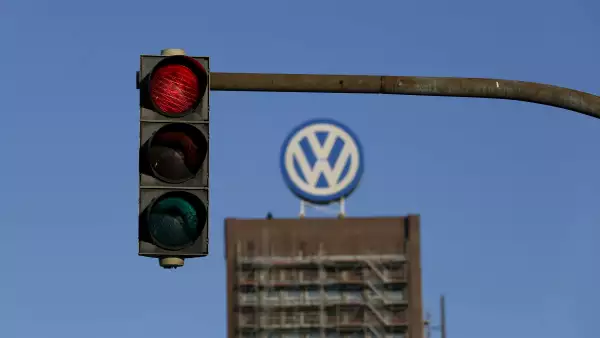 El Ministerio de Transporte germano confirmó que 630,000 vehículos armados en Alemania serán revisados, tras presentar una investigación a raíz del escándalo en VW.