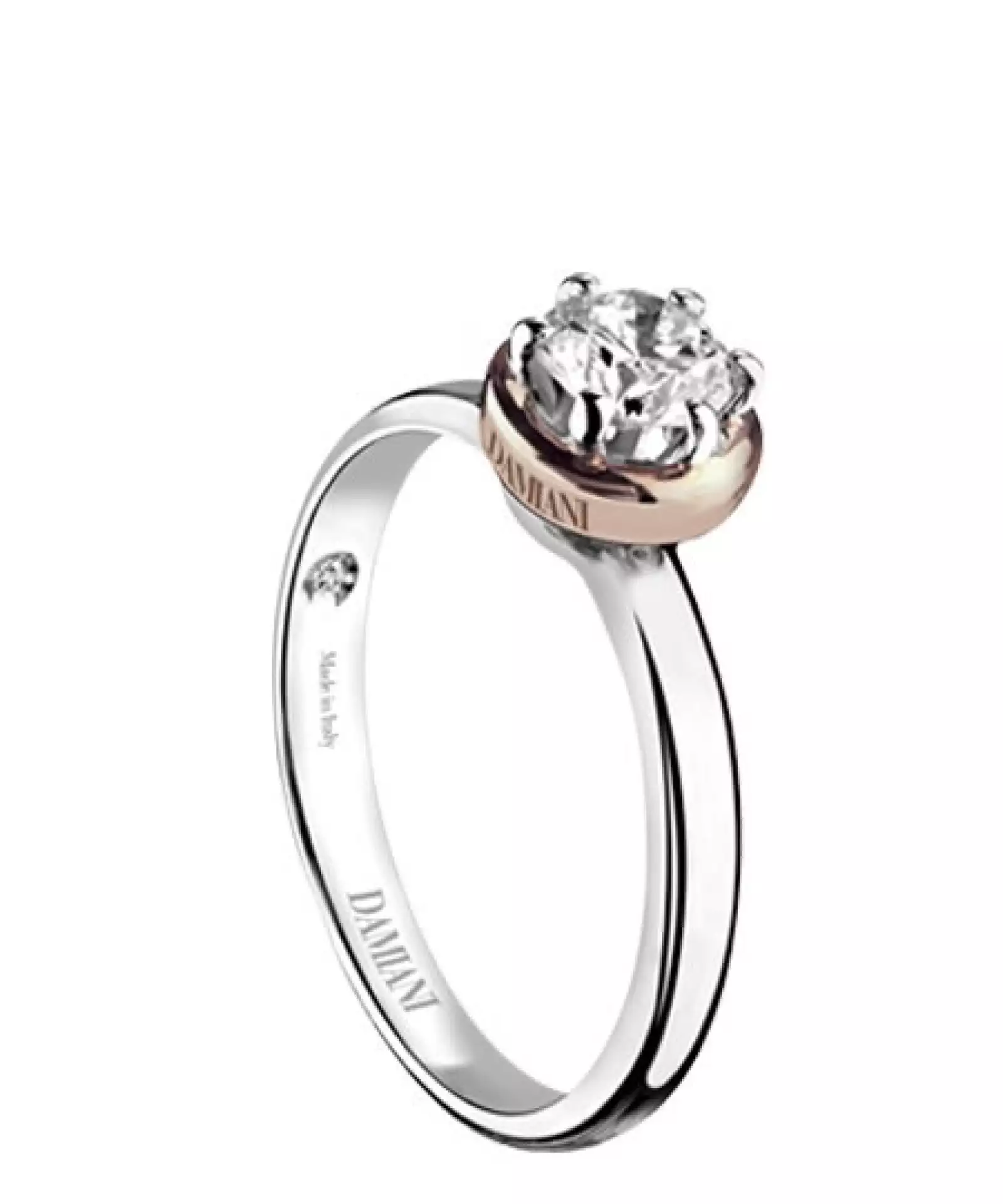 Un sencillo anillo de diamante con un detalle en oro rosa de Damiani, la casa que colaboró con Brad Pitt para el anillo que le entregó a Angelina Jolie.