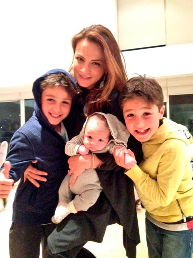 Los niños del elenco se mostraron encantados con León, quien heredo la belleza de su mamá.