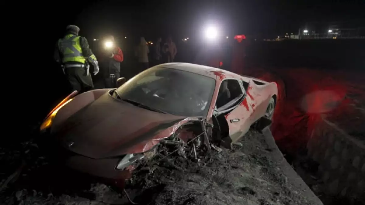 El automóvil de lujo de Vidal quedó destrozado de una parte tras el incidente