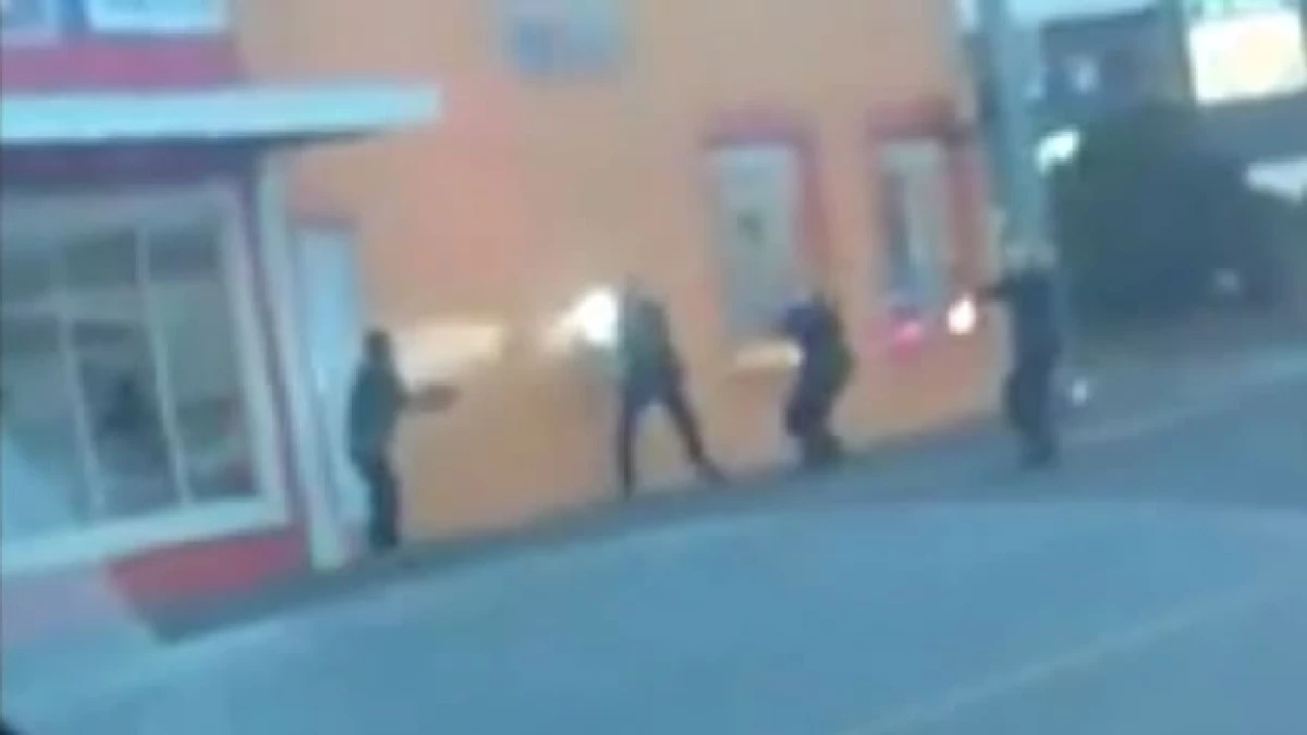 Antonio Zambrano (izquierda) es baleado por tres policías de Pasco, Washington, tras arrojarle piedras